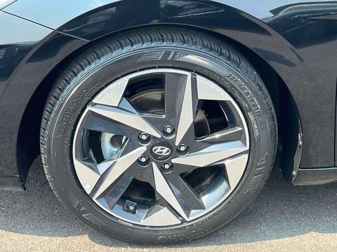 Certified 2023 Hyundai Elantra Limited w/ Preferred Accessory Package FWD image 8