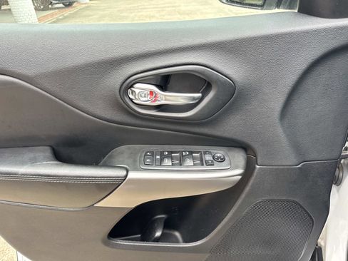 Used 2019 Jeep Cherokee Latitude w/ Popular Appearance Group FWD image 19