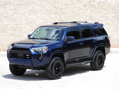 Used 2020 Toyota 4Runner SR5 AWD/4WD image 29
