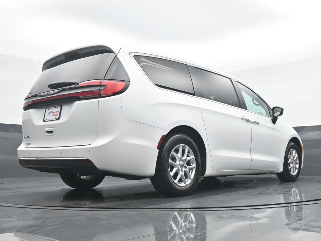Used 2025 Chrysler Pacifica Select FWD image 30