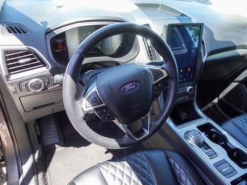 Used 2024 Ford Edge Titanium image 9