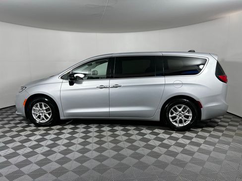 Used 2024 Chrysler Pacifica Touring-L image 8