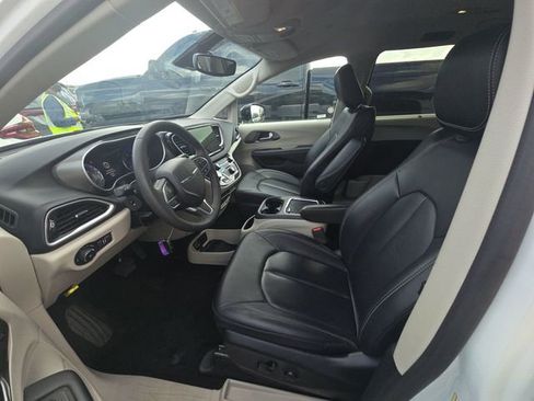 Used 2024 Chrysler Pacifica Touring-L image 7