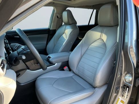Used 2022 Toyota Highlander XLE AWD/4WD image 10