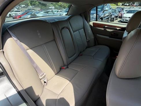 Used 2009 Lincoln Town Car Signature Limited RWD image 19