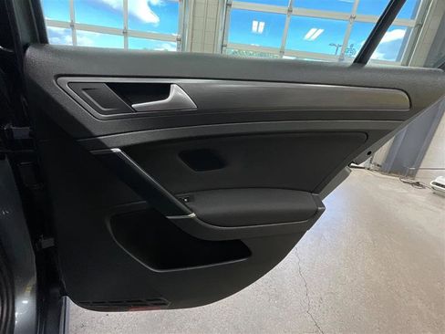 Used 2018 Volkswagen Golf S image 20