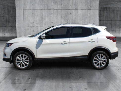 Used 2020 Nissan Rogue Sport SV image 2
