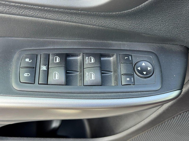 Used 2020 Jeep Cherokee Latitude Plus w/ Comfort/Convenience Group AWD/4WD image 17