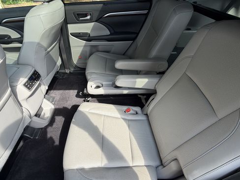 Used 2016 Toyota Highlander Limited Platinum AWD/4WD image 31