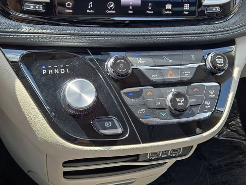 Used 2024 Chrysler Pacifica Limited FWD image 30