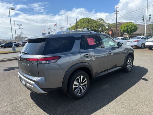 Used 2023 Nissan Pathfinder SL FWD image 3