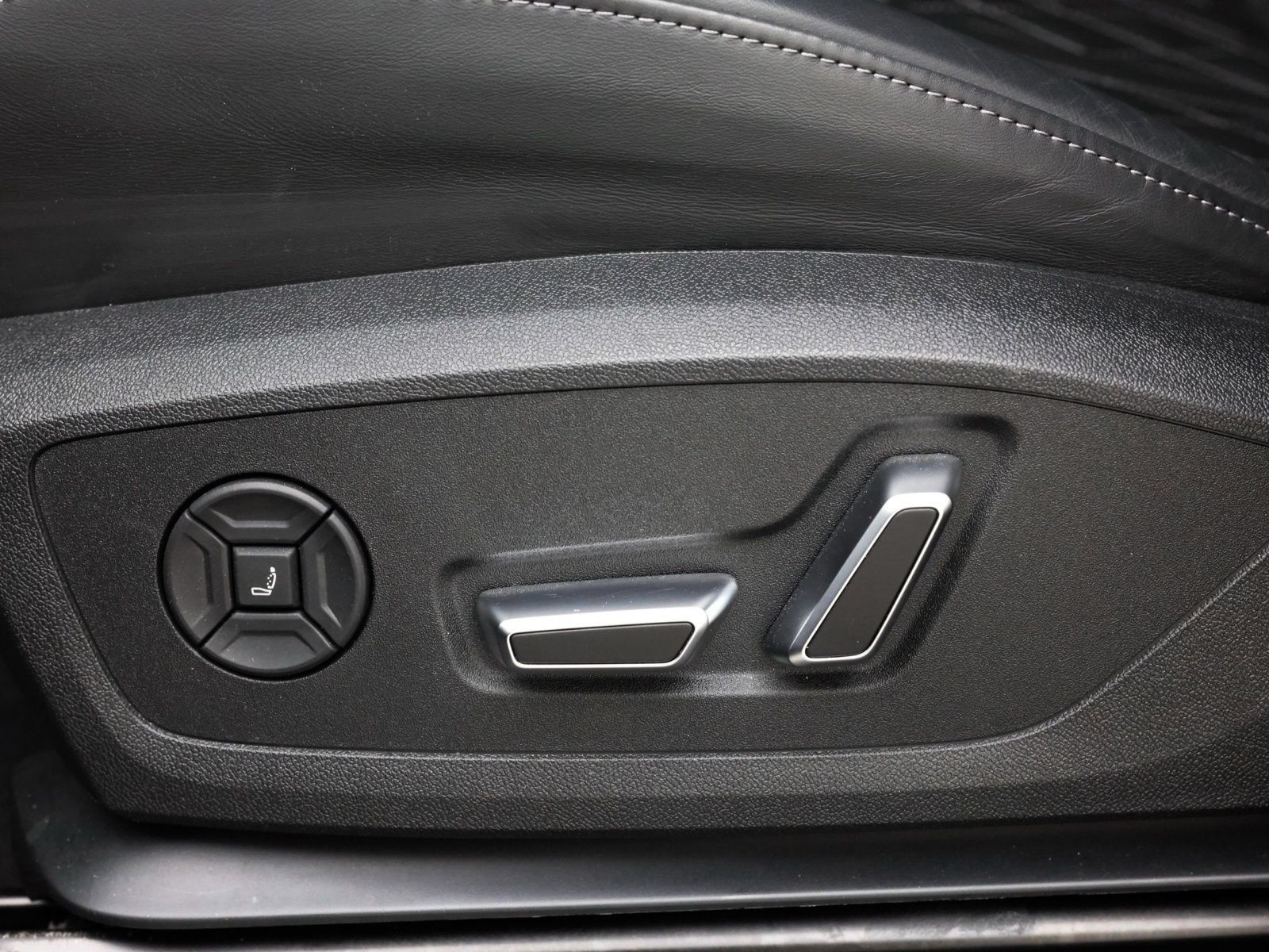 Used 2025 Audi SQ6 e-tron Prestige w/ Black Optic Package AWD/4WD image 16
