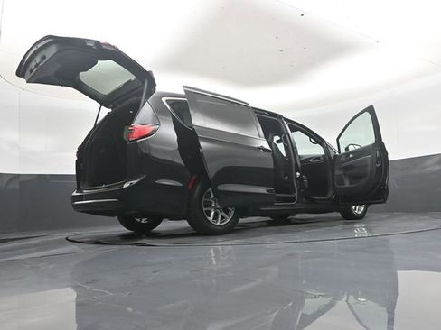 Used 2025 Chrysler Pacifica Select FWD image 52