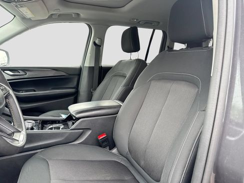 Used 2023 Jeep Grand Cherokee Laredo w/ Luxury Tech Group I AWD/4WD image 11
