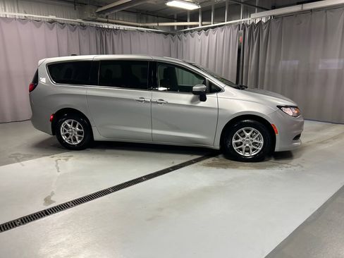 Used 2023 Chrysler Voyager LX image 8