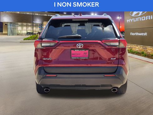 Used 2022 Toyota RAV4 XLE w/ Convenience Package FWD image 8