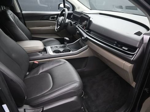 Used 2025 Kia Carnival FWD image 21