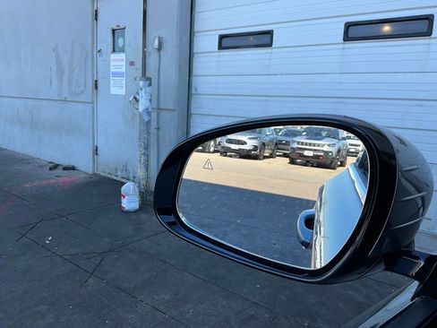 Used 2025 Genesis G70 2.5T image 17