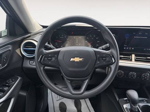 Used 2024 Chevrolet Trax LS w/ LS Convenience Package FWD image 12