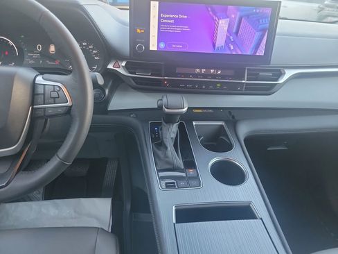 Used 2025 Toyota Sienna XLE image 21