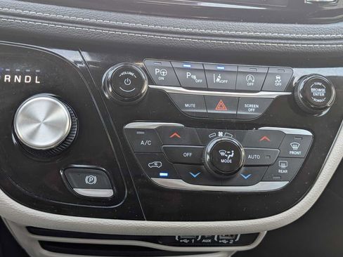 Used 2023 Chrysler Pacifica Touring-L AWD/4WD image 23