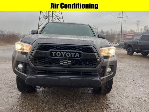 Used 2017 Toyota Tacoma TRD Off-Road w/ Premium & Technology Package image 8