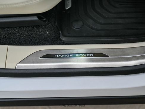 Used 2025 Land Rover Range Rover SE image 32