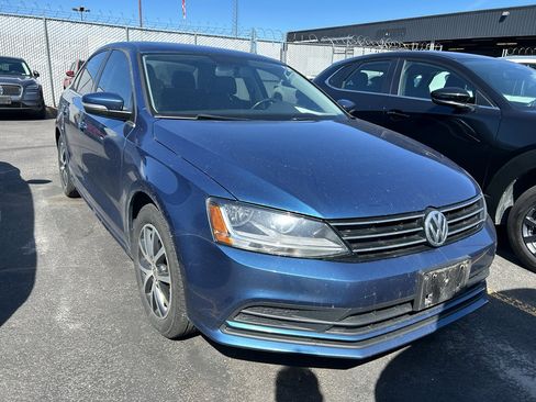 Used 2017 Volkswagen Jetta SE image 1
