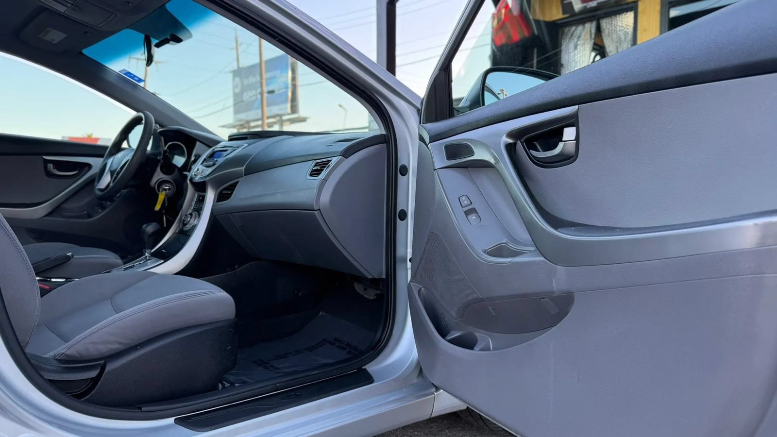 Used 2012 Hyundai Elantra GLS FWD image 12