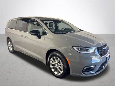 Certified 2025 Chrysler Pacifica Select AWD/4WD image 5
