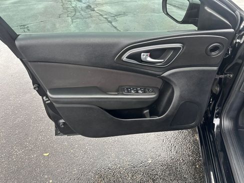Used 2015 Chrysler 200 Limited w/ Convenience Group image 12