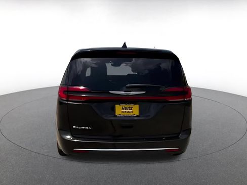 Used 2023 Chrysler Pacifica Touring-L FWD image 10