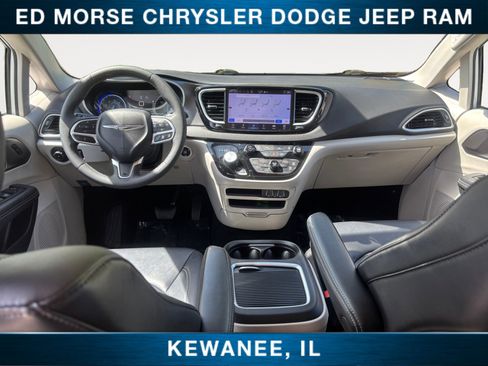 Used 2024 Chrysler Pacifica Touring-L FWD image 10