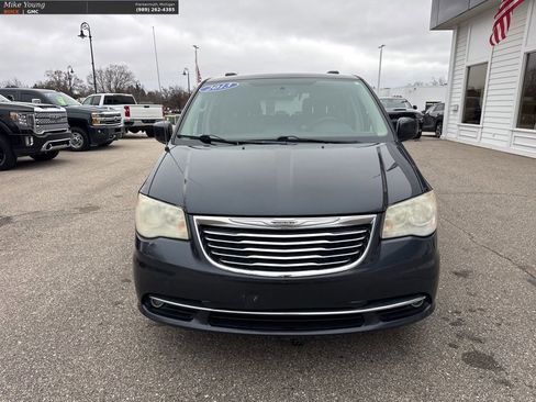Used 2013 Chrysler Town & Country Touring image 2