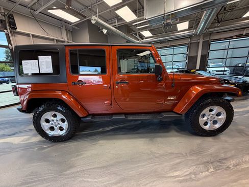 Used 2014 Jeep Wrangler Unlimited Sahara w/ Dual Top Group AWD/4WD image 26