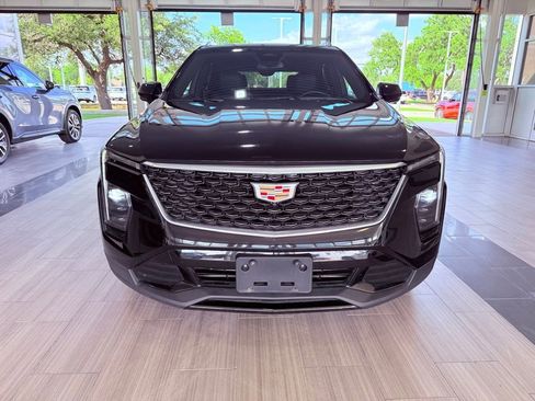 Used 2025 Cadillac XT4 Premium Luxury FWD image 2