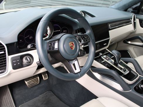 Used 2023 Porsche Cayenne Turbo S image 4