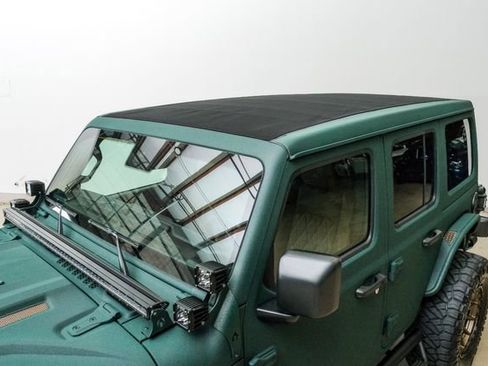 Used 2025 Jeep Wrangler Unlimited Rubicon w/ Technology Group image 28