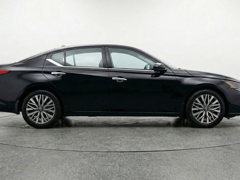 Used 2025 Nissan Altima 2.5 SV image 11