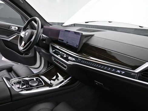 Used 2025 BMW X7 xDrive40i image 21