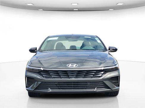 New 2025 Hyundai Elantra SEL image 2