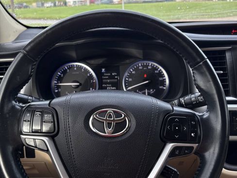 Used 2017 Toyota Highlander AWD V6 image 11