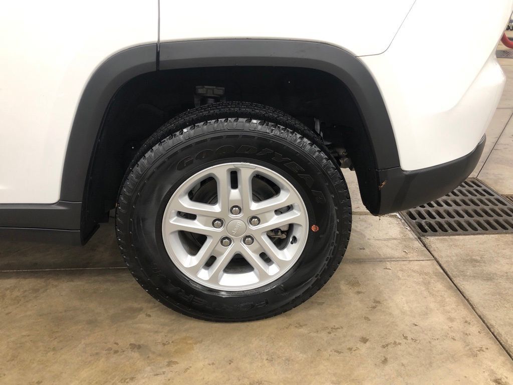 Used 2024 Jeep Grand Cherokee Laredo AWD/4WD image 25