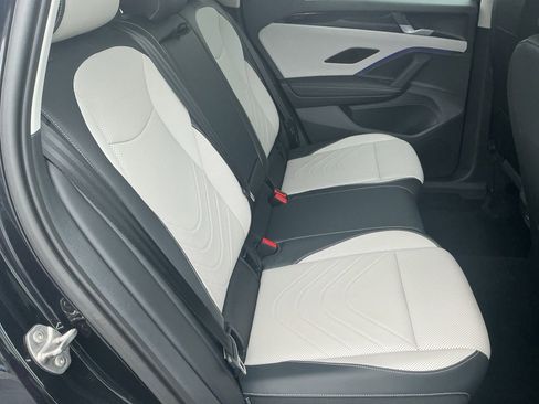 Used 2025 Volkswagen Tiguan SE image 32