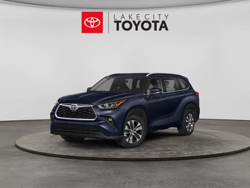 Used 2021 Toyota Highlander XLE FWD image 1