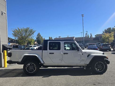 Used 2023 Jeep Gladiator Overland image 2