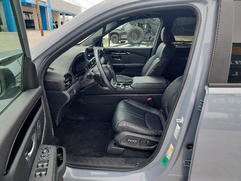 Used 2025 Honda Pilot TrailSport image 22
