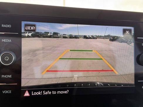 Certified 2025 Volkswagen Taos SE image 9