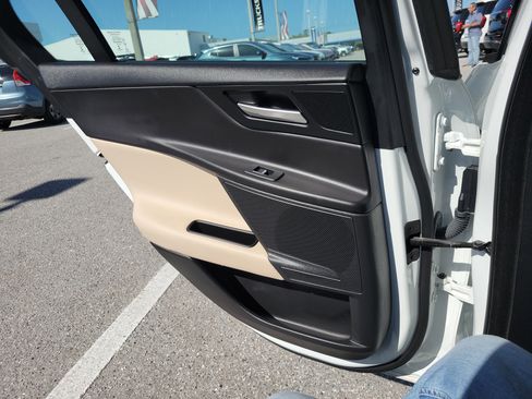 Used 2017 Jaguar XE Premium image 16