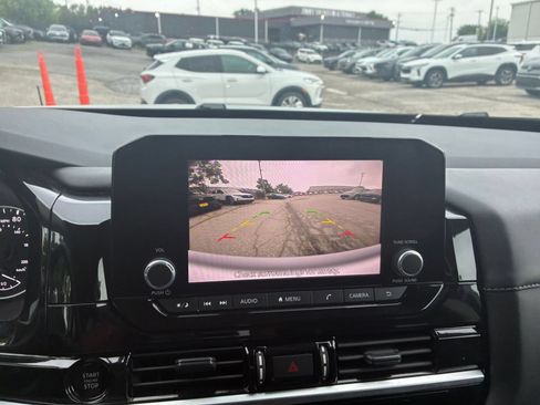 Used 2025 Nissan Pathfinder SV AWD/4WD image 21